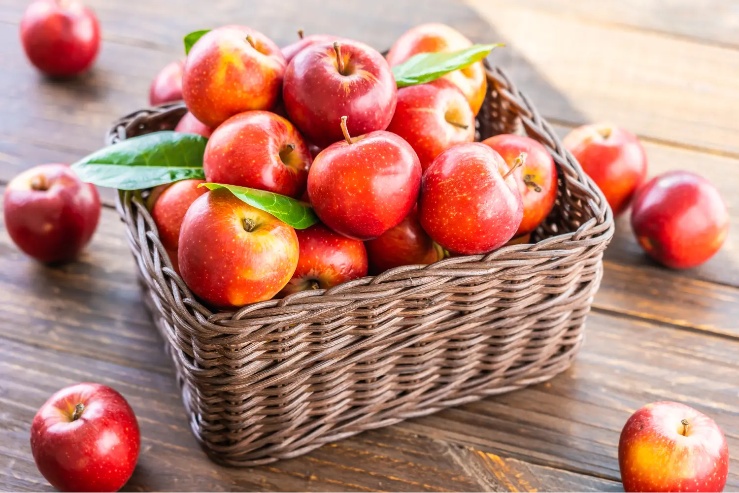 red-apple-basket